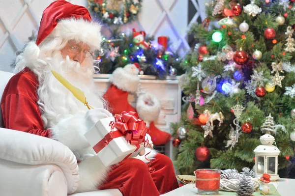Retrato Santa Claus Con Regalo — Foto de Stock