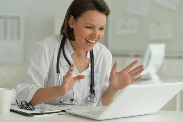 Retrato Médico Feminino Sorridente Hospital Com Laptop — Fotografia de Stock