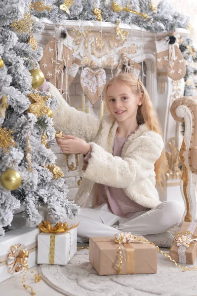 在家里圣诞树旁的漂亮姑娘 — 图库照片