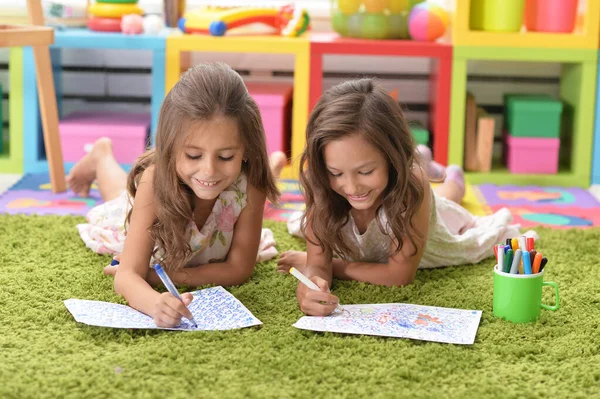 Zwei Süße Kleine Mädchen Zeichnen Mit Bleistiften — Stockfoto