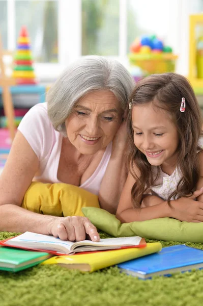 Grootmoeder Leest Boek Met Haar Kleindochter — Stockfoto