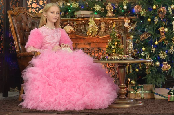 Hermosa Chica Vestido Rosa Possing Por Árbol Navidad Casa —  Fotos de Stock