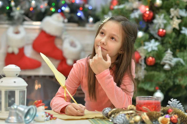 Menina Feliz Escrevendo Carta Para Papai Noel — Fotografia de Stock