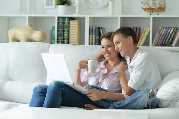 Moeder Zoon Met Behulp Van Moderne Laptop Thuis — Stockfoto