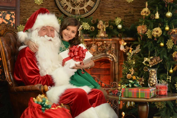 Santa Claus Linda Chica Con Regalo Por Árbol Navidad — Foto de Stock