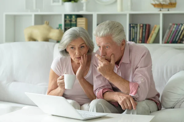 Surpris Couple Aîné Avec Ordinateur Portable Maison — Photo