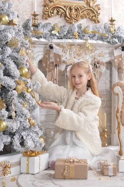 Menina Bonita Perto Árvore Natal Casa — Fotografia de Stock