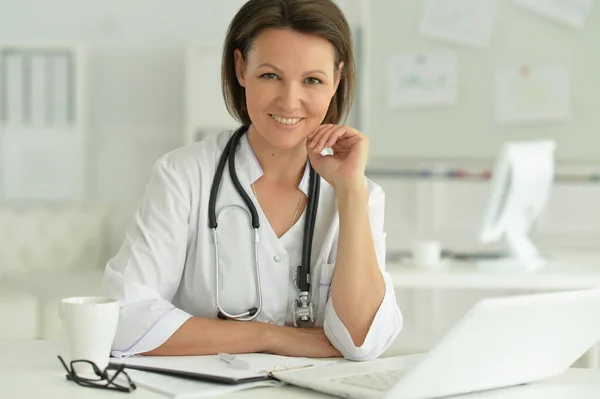 Retrato Médico Feminino Hospital Com Laptop — Fotografia de Stock