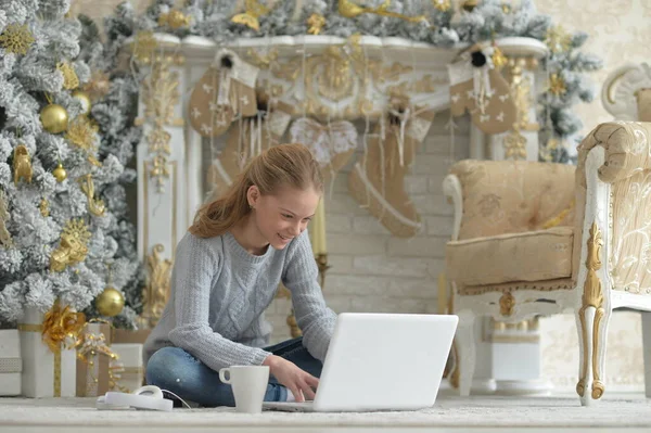 Noel Dizüstü Bilgisayarı Olan Genç Bir Kız — Stok fotoğraf