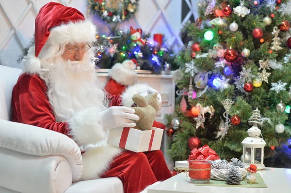 Retrato de un Papá Noel con regalo — Foto de Stock