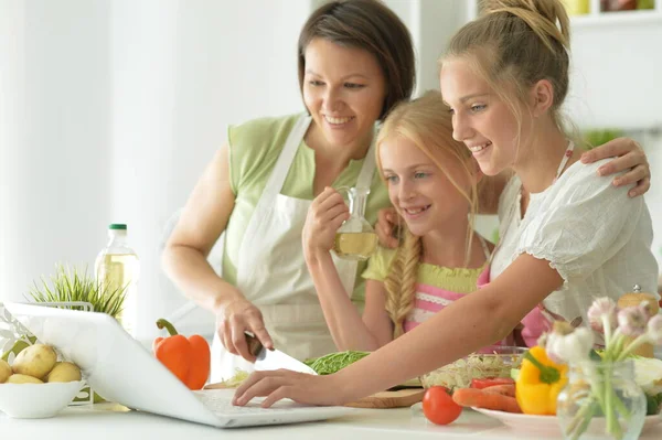 Meninas Bonitos Com Mãe Cozinhar Olhando Para Laptop Cozinha — Fotografia de Stock