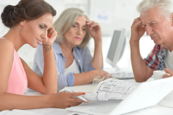 Gens Affaires Fatigués Travaillant Dans Bureau Moderne Lumière — Photo