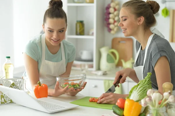 Schöne Teenager Machen Salat Der Küche — Stockfoto