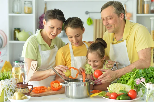 Leuke Familie Koken Samen Keuken — Stockfoto