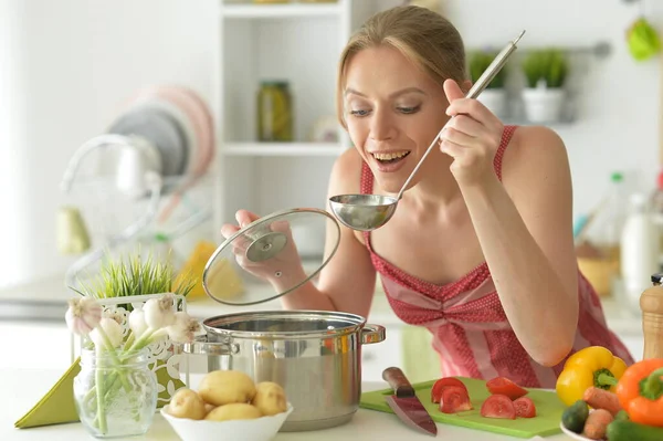 Bella Giovane Donna Che Cucina Zuppa Cucina — Foto Stock