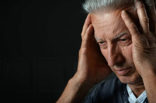 Retrato Anciano Enfermo Con Dolor Cabeza —  Fotos de Stock