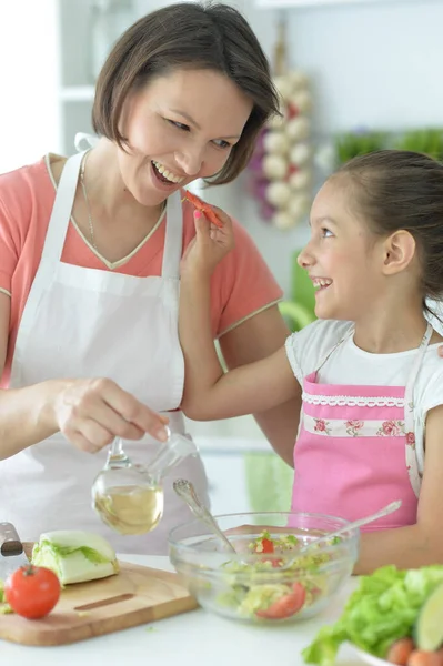 Flicka Med Sin Mamma Matlagning Tillsammans Vid Köksbordet — Stockfoto