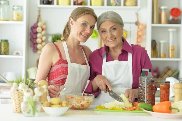 Sorridente Madre Anziana Figlia Adulta Che Cucinano Insieme Cucina — Foto Stock