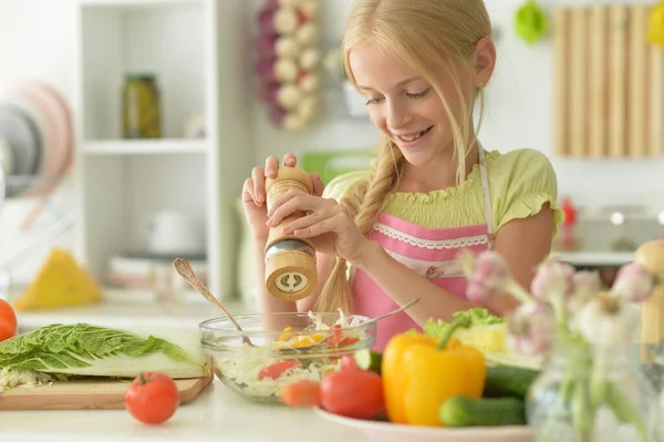 Schöne Mädchen Kocht Auf Küche — Stockfoto