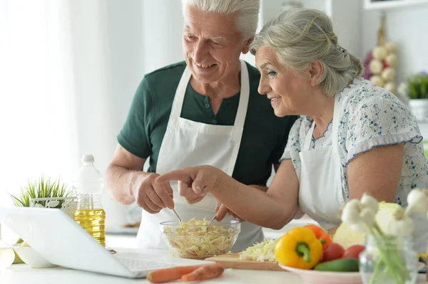 Feliz Pareja Ancianos Haciendo Ensalada Juntos Cocina — Foto de Stock