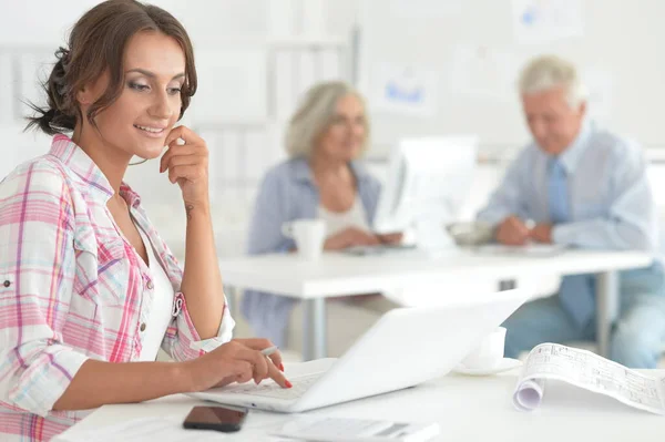 Femme Affaires Travaillant Dans Bureau Moderne Léger Avec Ses Collègues — Photo