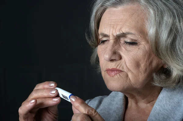 Закрыть Портрет Больной Пожилой Женщины Термометром — стоковое фото
