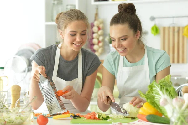 Porträtt Vackra Tonåringar Matlagning Köket — Stockfoto