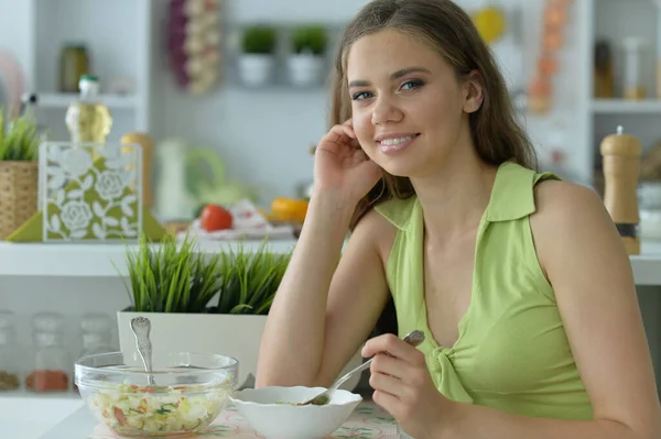 Belle Jeune Femme Manger Salade Dans Cuisine — Photo