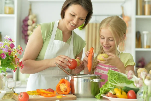 Menina Bonito Com Sua Mãe Cozinhar Juntos Mesa Cozinha — Fotografia de Stock
