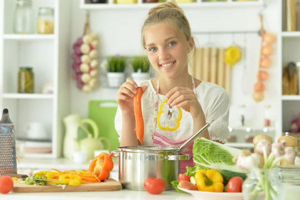 Teenager Dívka Coocking Polévka Kuchyně — Stock fotografie
