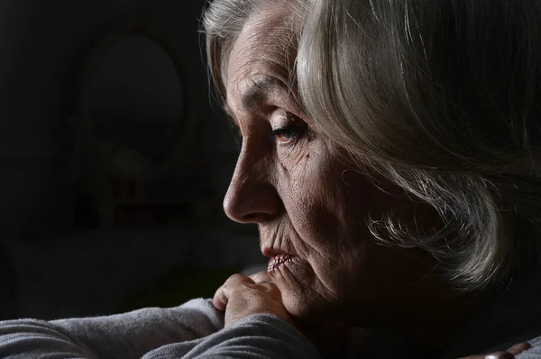 Traurige Seniorin Posiert Isoliert — Stockfoto