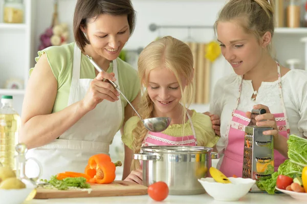 Söta Flickor Med Mamma Matlagning Köket — Stockfoto