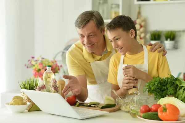 Porträtt Man Och Pojke Matlagning Köket — Stockfoto