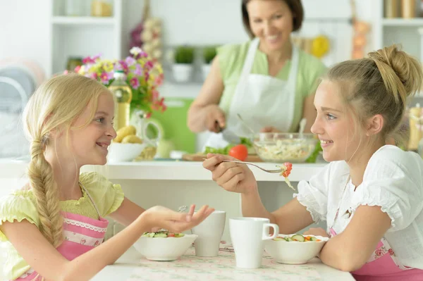 Söta Flickor Äter Läcker Färsk Sallad Köket — Stockfoto