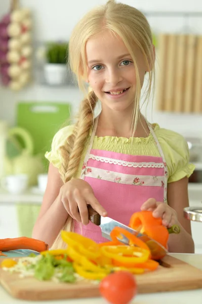 Χαριτωμένο Χαρούμενο Κορίτσι Που Χαϊδεύει Την Κουζίνα — Φωτογραφία Αρχείου