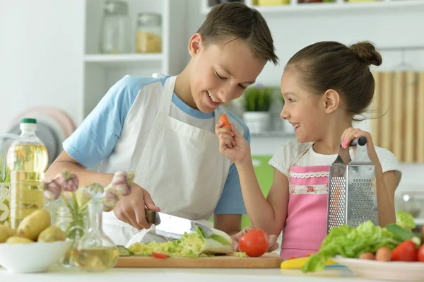 Netter Bruder Und Schwester Kochen Zusammen Der Küche — Stockfoto