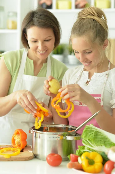 Mädchen Mit Ihrer Mutter Kocht Gemeinsam Der Küche — Stockfoto