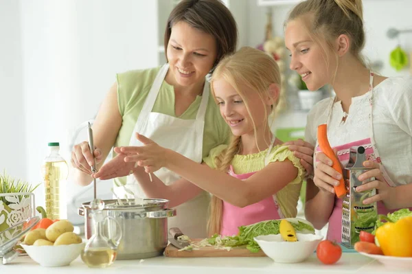 Söta Flickor Med Mamma Matlagning Köket — Stockfoto