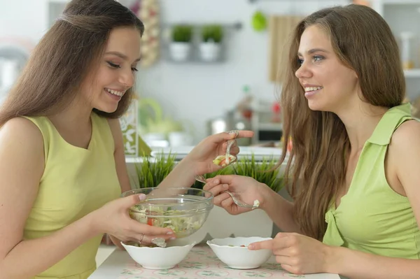 Retrato Belos Adolescentes Comendo Salada Cozinha — Fotografia de Stock