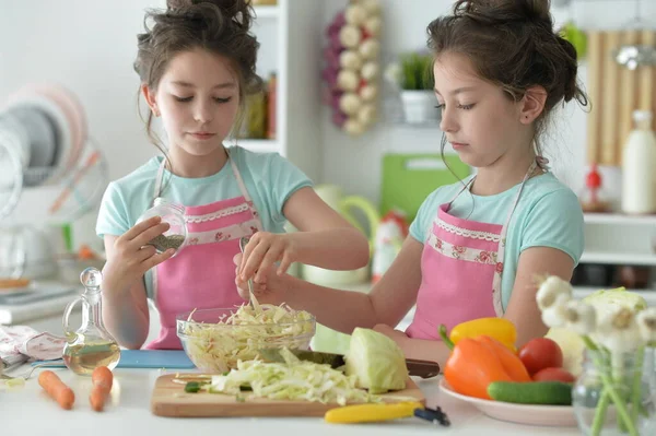 Nette Mädchen Bereiten Köstlichen Frischen Salat Der Küche — Stockfoto