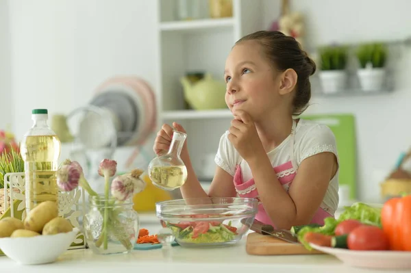 Söt Flicka Förbereder Läcker Färsk Sallad Köket — Stockfoto