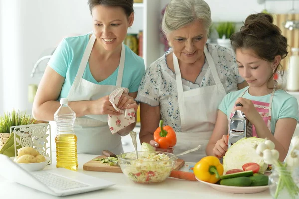 Ragazza Carina Con Madre Nonna Preparare Deliziosa Insalata Fresca Cucina — Foto Stock