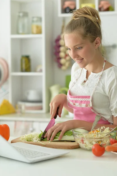 Linda Chica Haciendo Ensalada Cocina — Foto de Stock