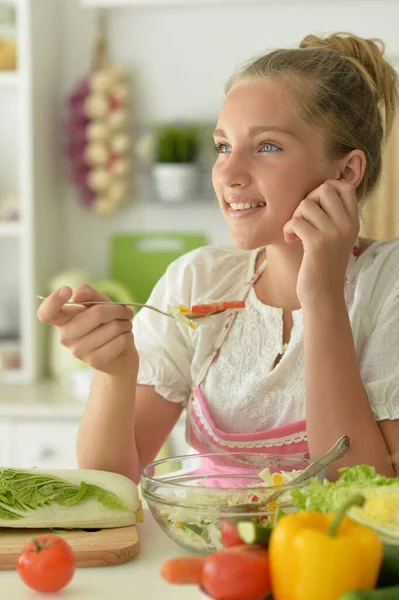 Vacker Tonåring Flicka Coocking Kök — Stockfoto