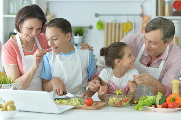 Szczęśliwa Rodzina Gotowanie Razem Kuchni — Zdjęcie stockowe