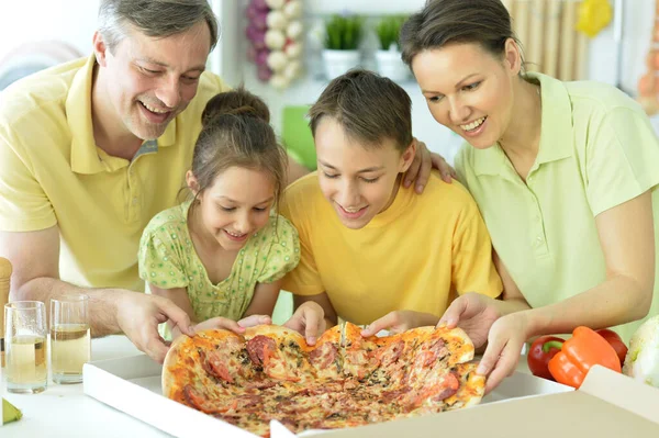 Família Feliz Comendo Pizza Juntos — Fotografia de Stock