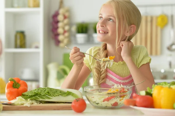 Hermosa Chica Comiendo Ensalada Cocina — Foto de Stock