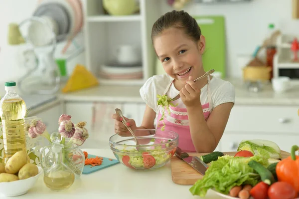 Söt Flicka Förbereder Läcker Färsk Sallad Köket — Stockfoto