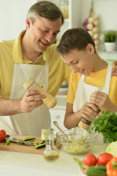 Porträt Eines Mannes Und Eines Jungen Beim Kochen Der Küche — Stockfoto