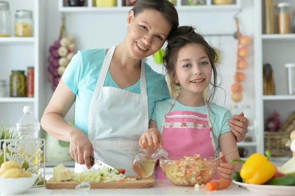 Söt Liten Flicka Med Sin Mamma Matlagning Tillsammans Vid Köksbordet — Stockfoto